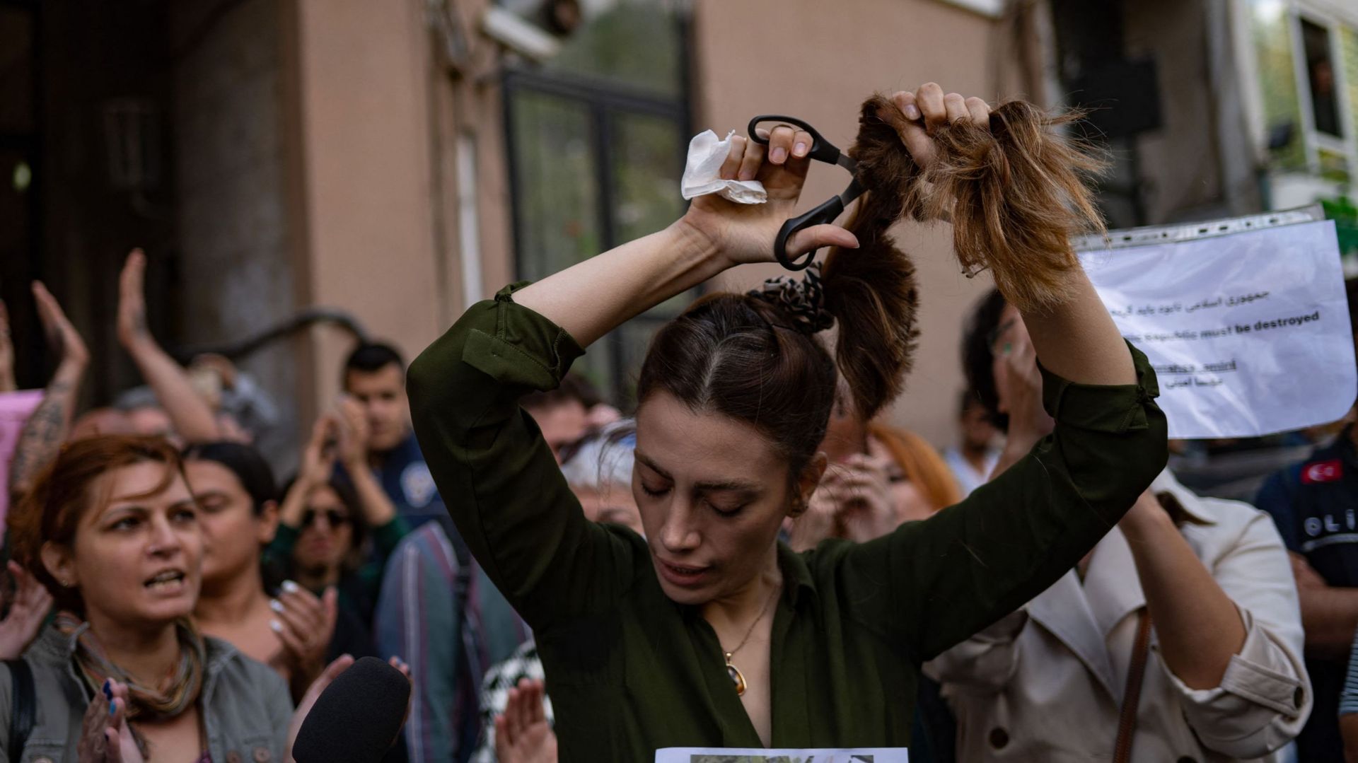 Nasibe Samsaei, une Iranienne vivant en Turquie se coupe les cheveux