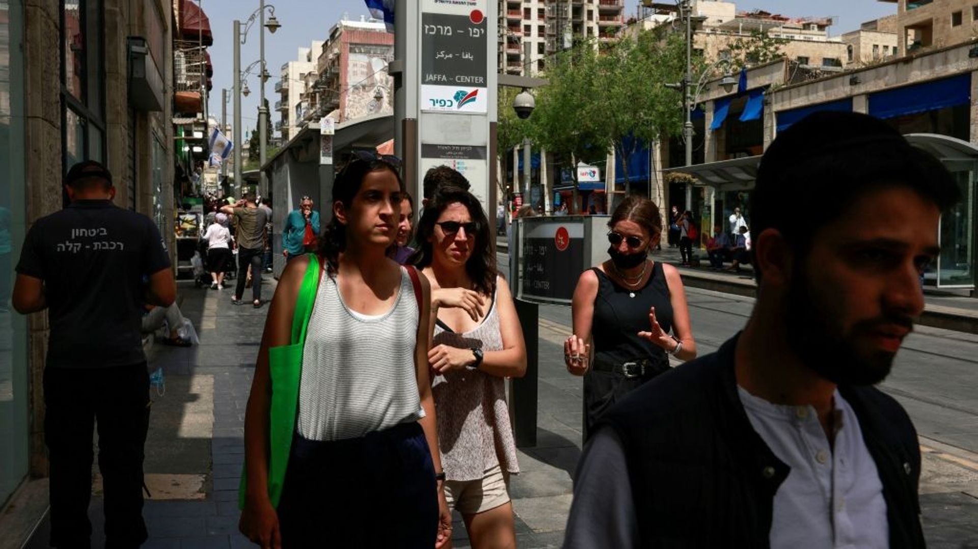 Des gens marchant dans une rue de Jérusalem sans porter de masques sanitaires après la levée de l'obligation en Israël, le 18 avril 2021