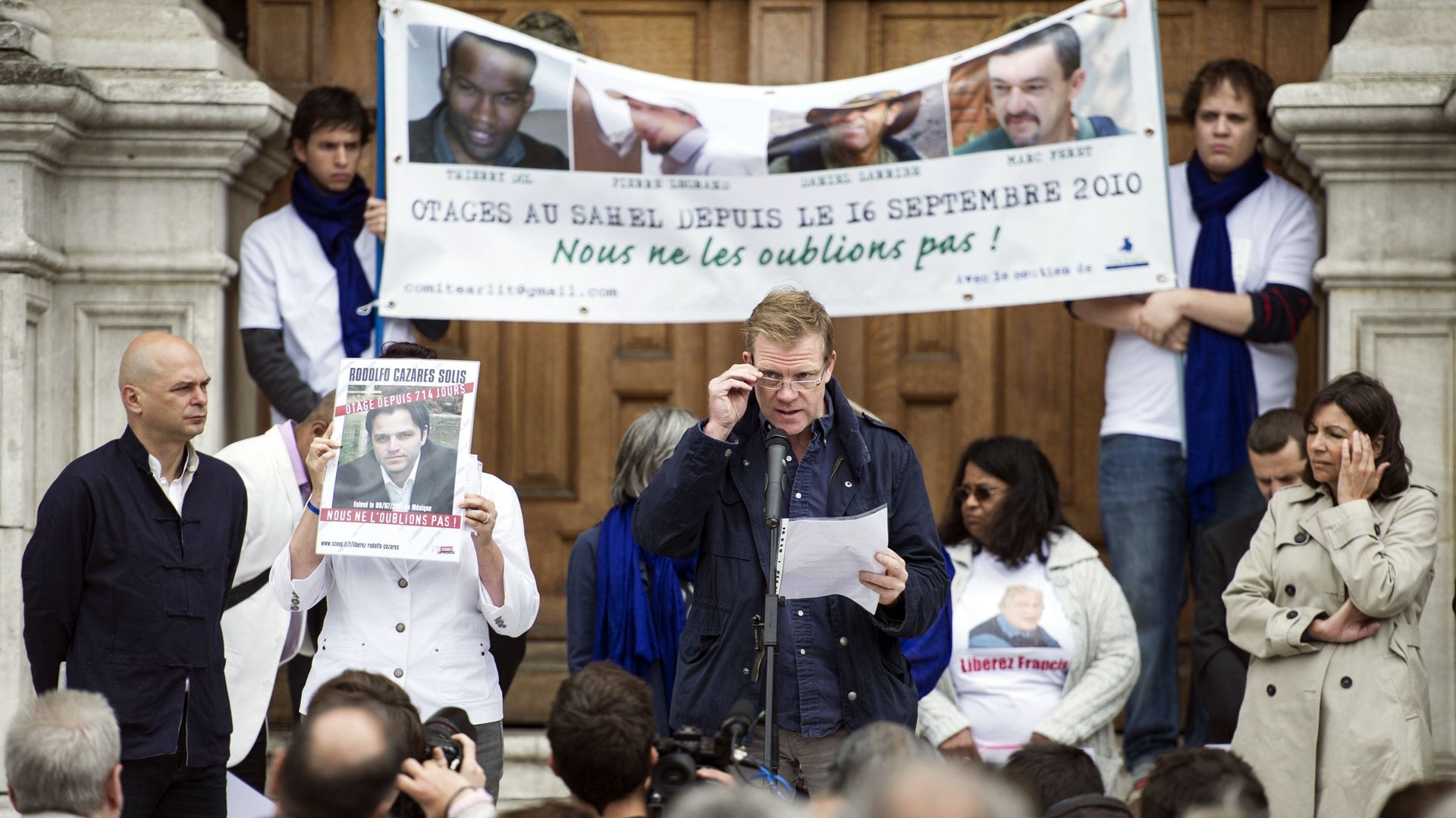 L'ex-otage français Hervé Ghesquière lors d'un rassemblement de support aux quatre français enlevés au Niger en 2010