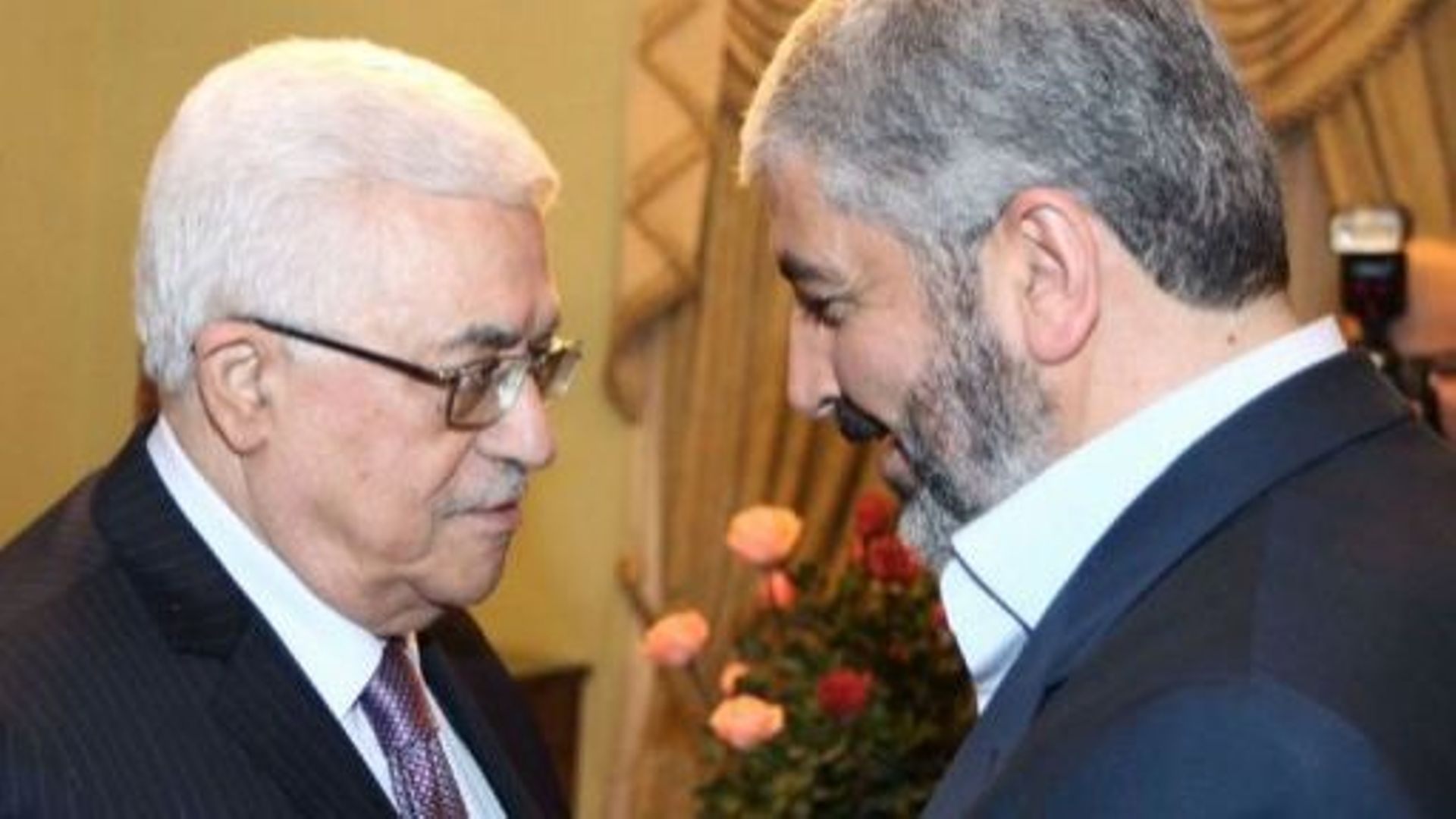 Le président palestinien Mahmoud Abbas et le chef du Hamas, Khaled Mechaal, le 21 décembre 2011 au Caire. Image transmise par le service presse du Hamas.