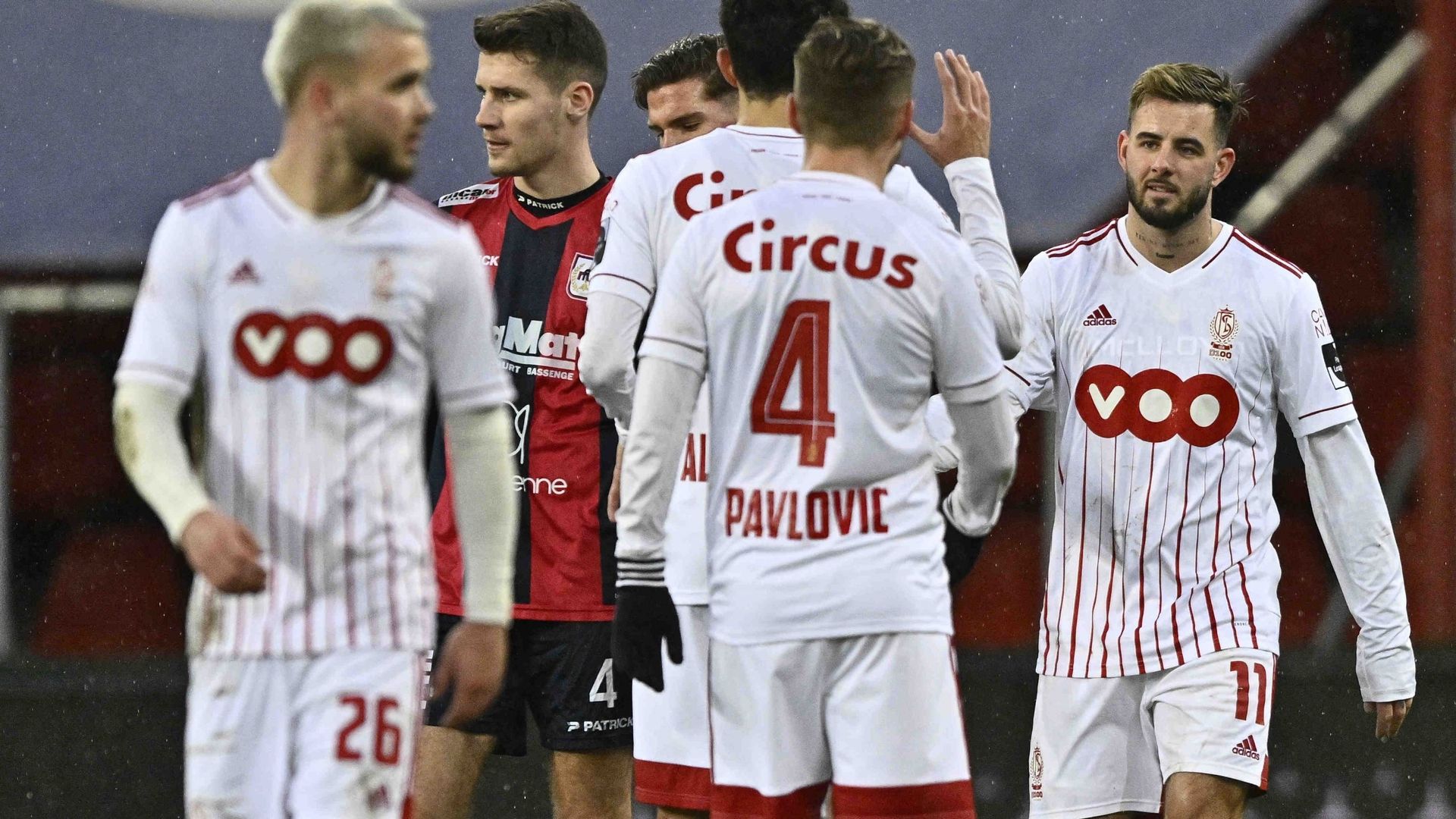Les joueurs du Standard se congratulent après avoir inscrit un but face au RFC Liège.