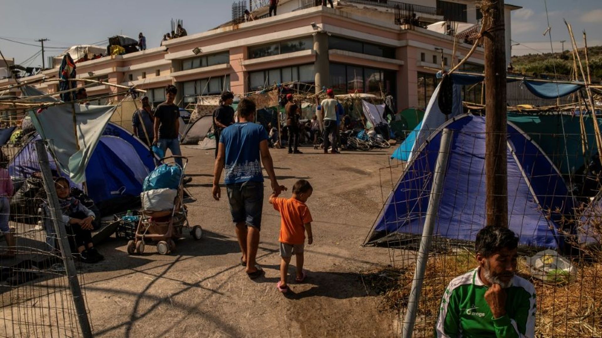 Des demandeurs d'asile sans abri après l'incendie de leur camp ont installé un nouveau camp de fortune sur l'île de Lesbos (Grèce), le 14 septembre 2020