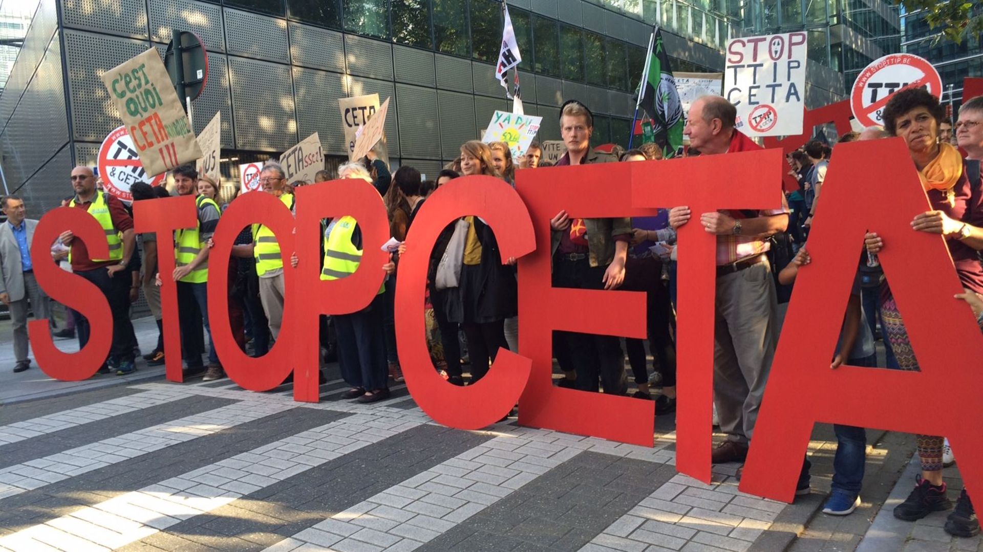 Environ 9000 manifestants contre le TTIP et le CETA