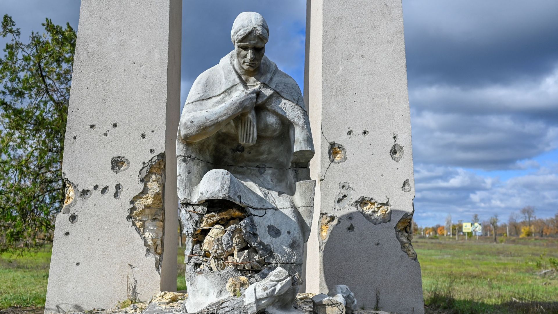 Une statue endommagée est photographiée dans le village de la région frontalière de Kherson, près de la ville de Mykolaiv, le 31 octobre (illustration)