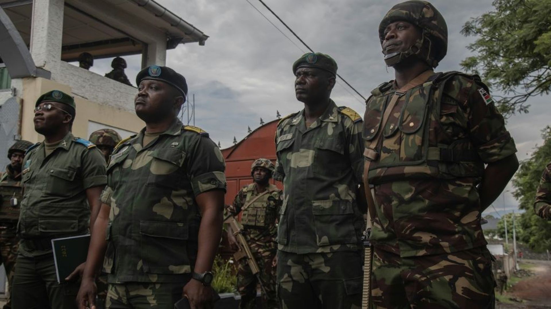 Des militaires kenyans et congolais devant le QG de l’EAC, à Goma le 16 novembre 2022