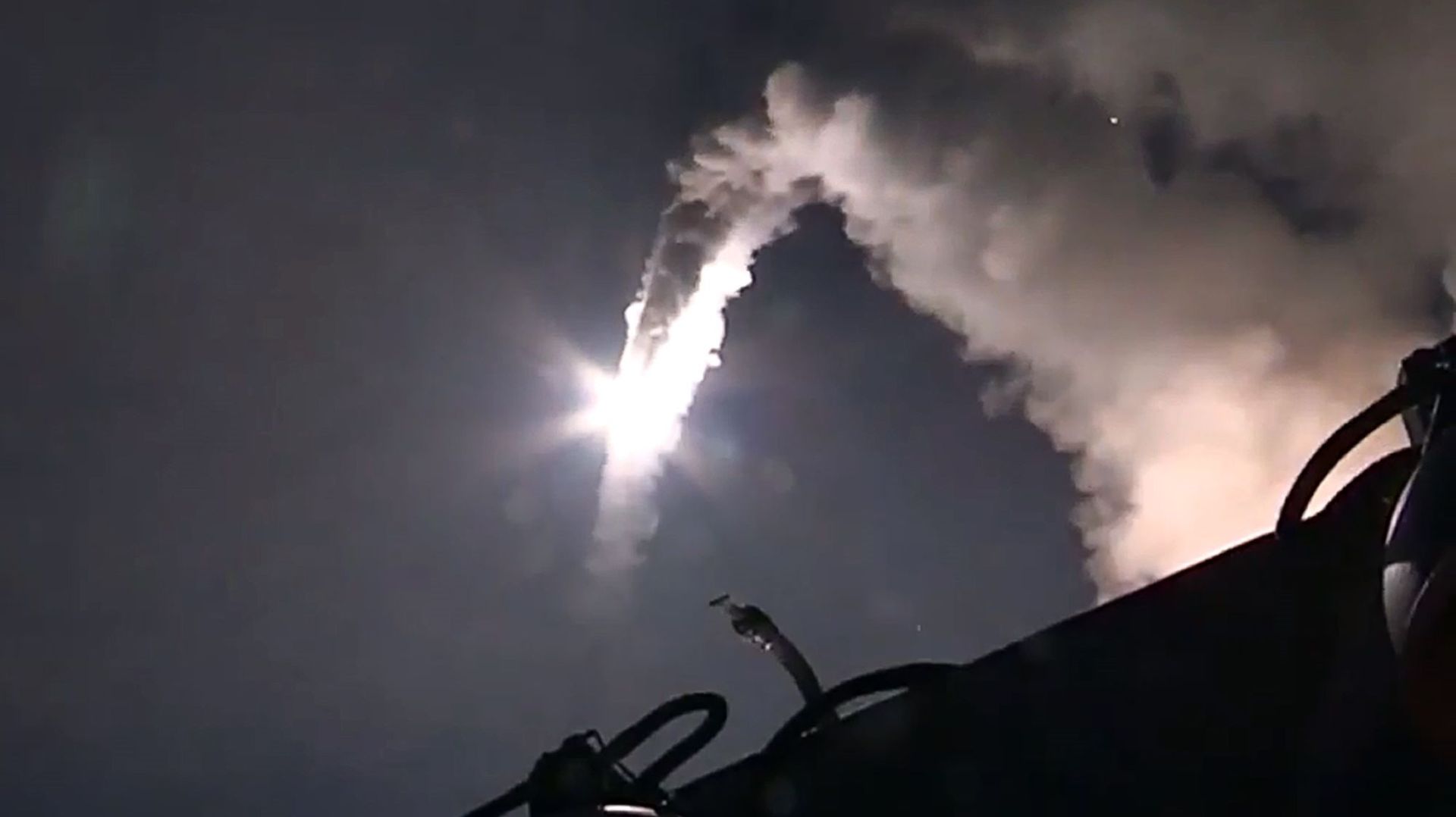 Capture d'écran d'une vidéo fournie par le ministère de la Défense, d'un tir de missile depuis la mer Caspienne contre une cible de l'EI en Syrie d'une frappe russe contre une cible de l'EI le 7 octobre 2015 