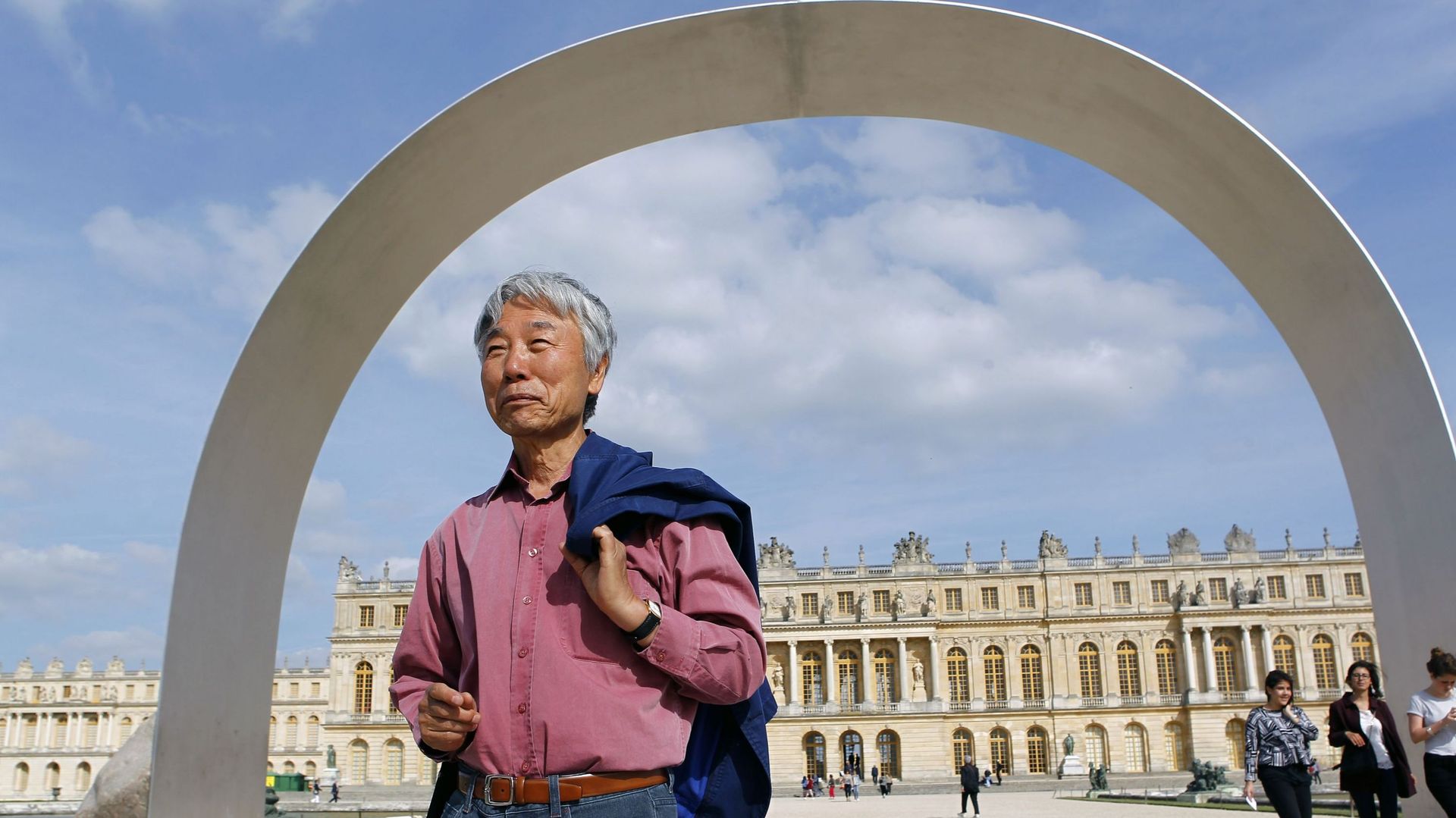 En 2014, Lee Ufan devant son "Arche de Versailles".