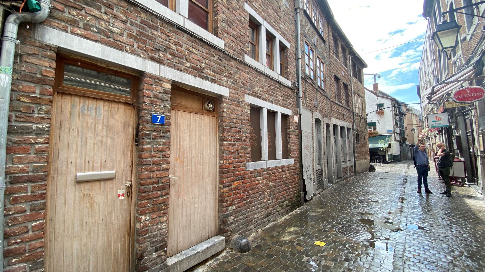 Le bâtiment du Lion s'envoile possède les façades de plusieurs petites maisons en Roture 