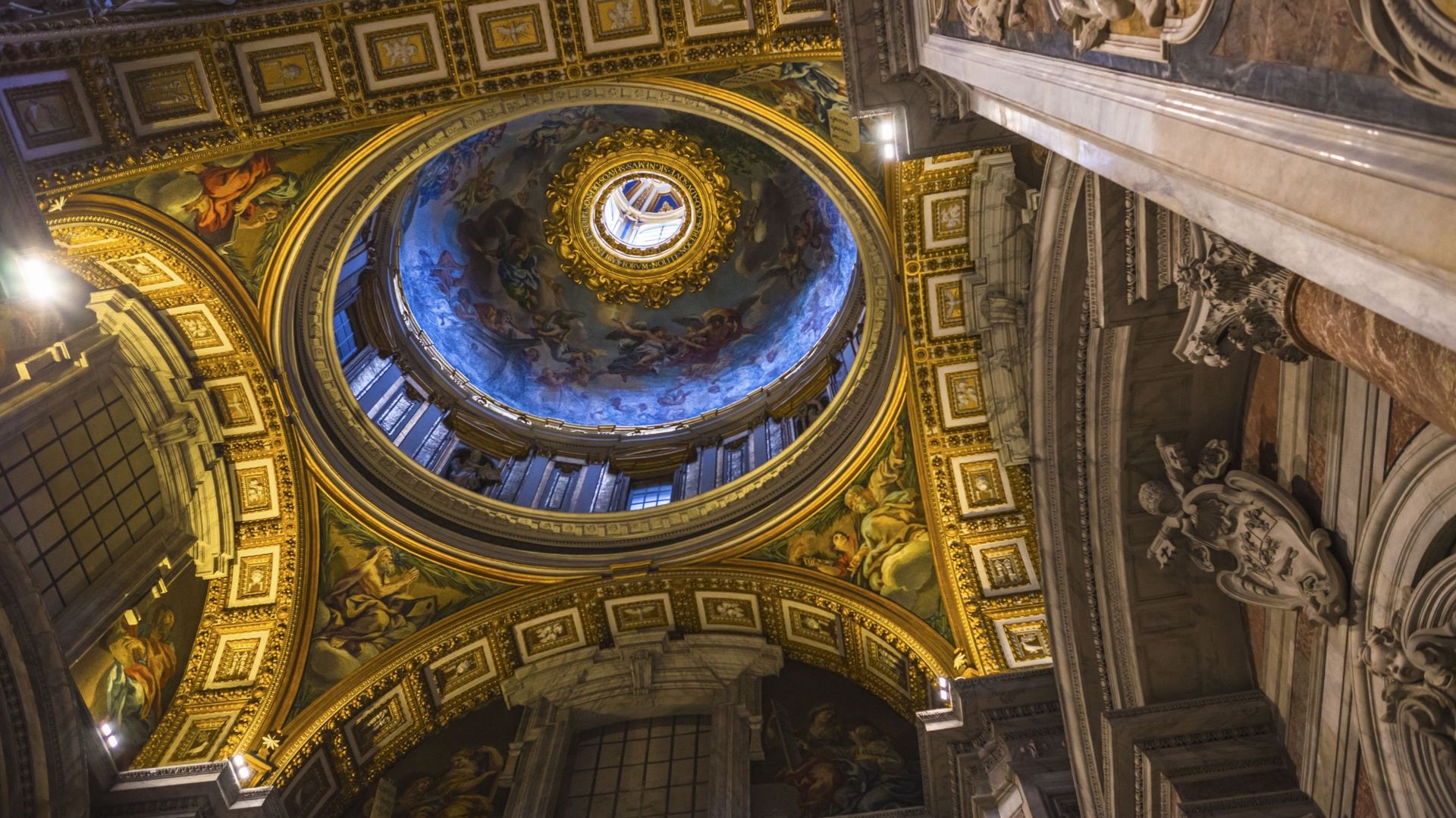 Détail du plafond de la petite coupole de la cathédrale Saint-Pierre, Cité du Vatican, Rome, Lazio, Italie.