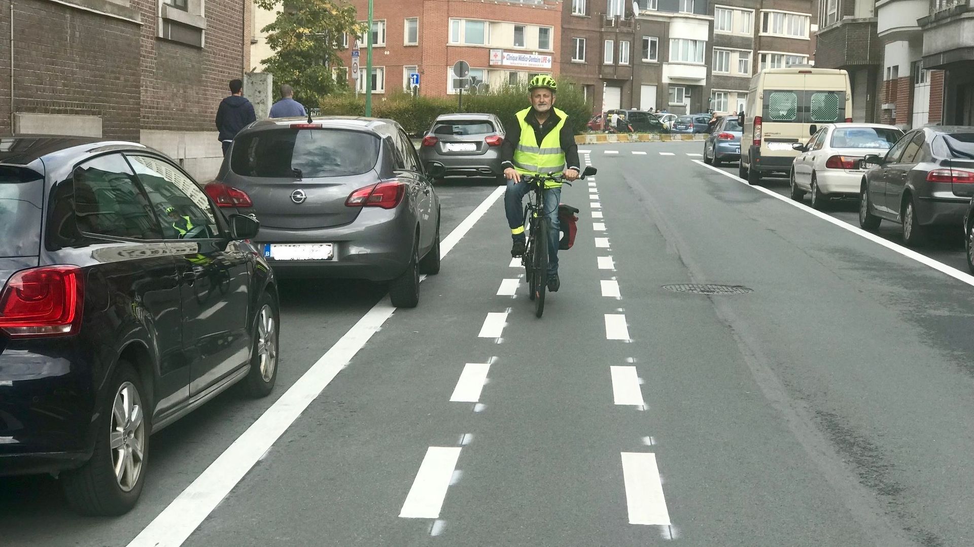 A la ville haute de Charleroi, certaines rues à sens unique permettent aux cyclistes de les emprunter dans l'autre sens 