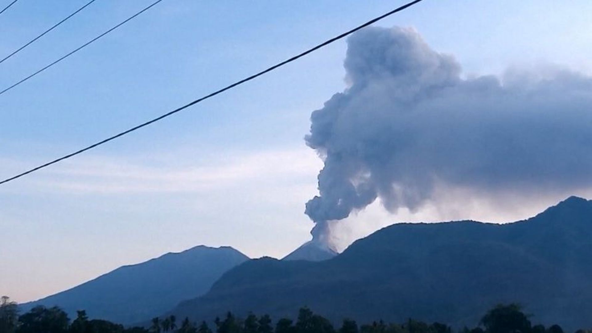 Indonésie : nouvelle éruption du volcan Lewotobi Laki-Laki dans l’île touristique de Florès