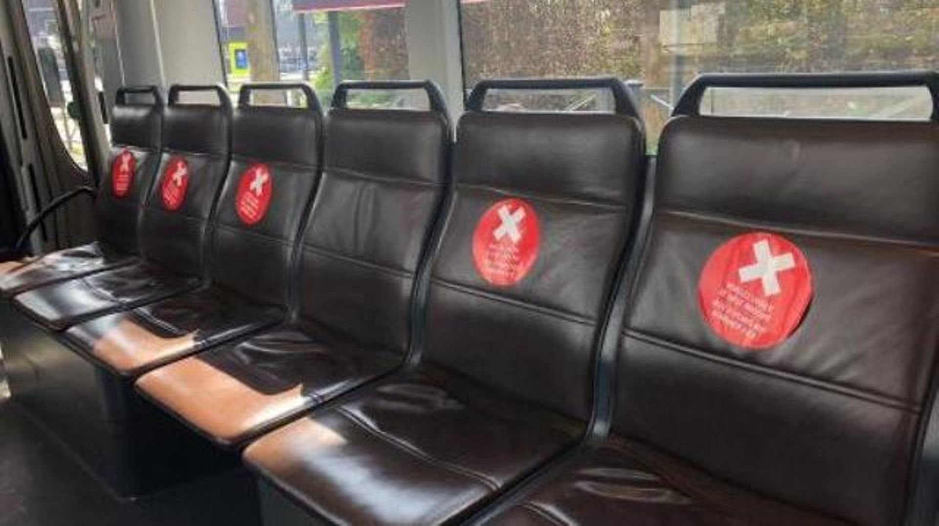 La Stib marque la distanciation sociale dans les transports publics avec des autocollants