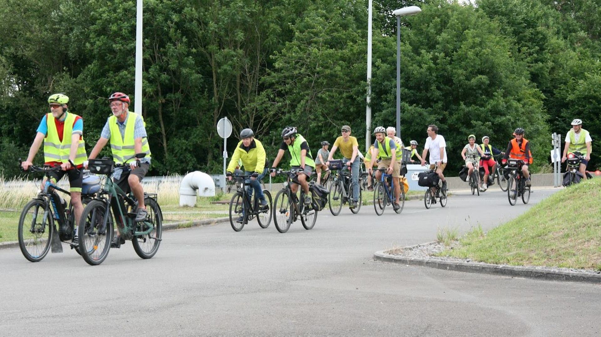Une centaine de cyclistes se sont mobilisés pour réclamer une piste cyclable sécurisée sur la N4 entre Namur et Wavre.