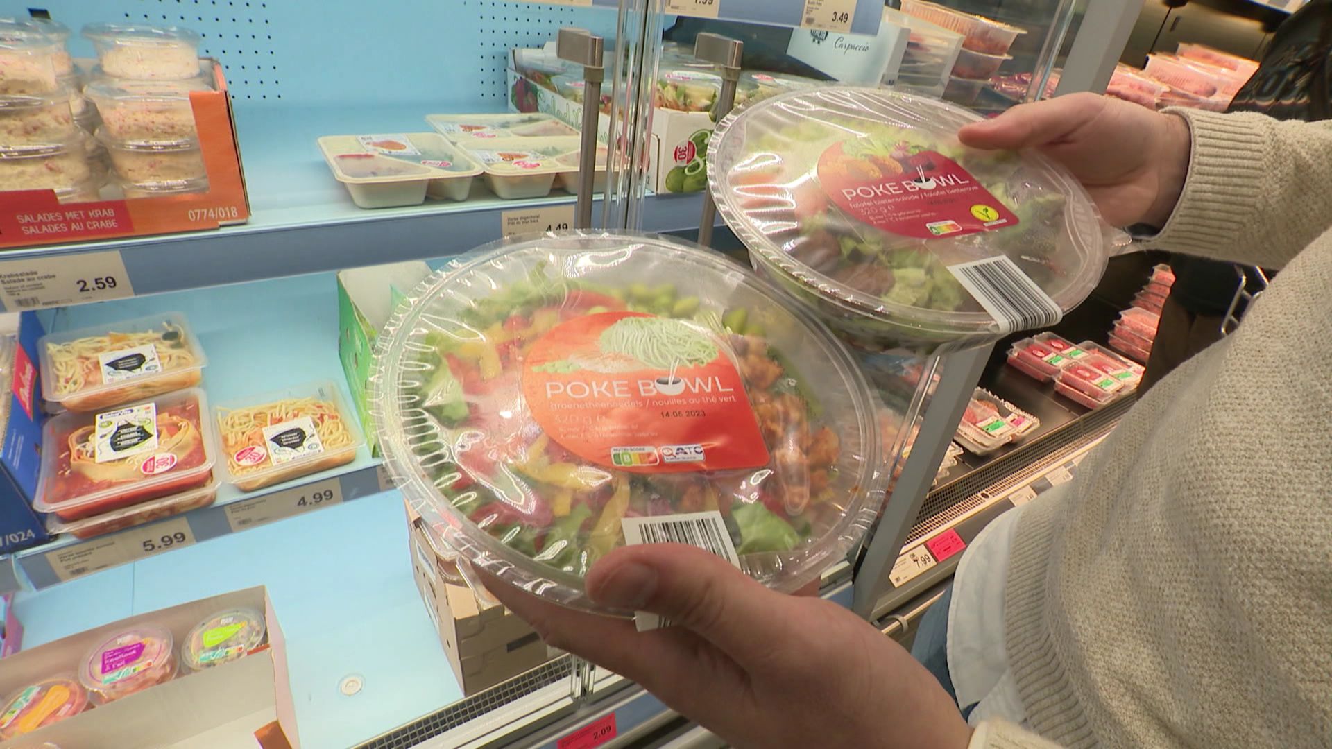 Des portions de poke bowl emballés dans les rayons des magasins. Ici, chez Aldi.