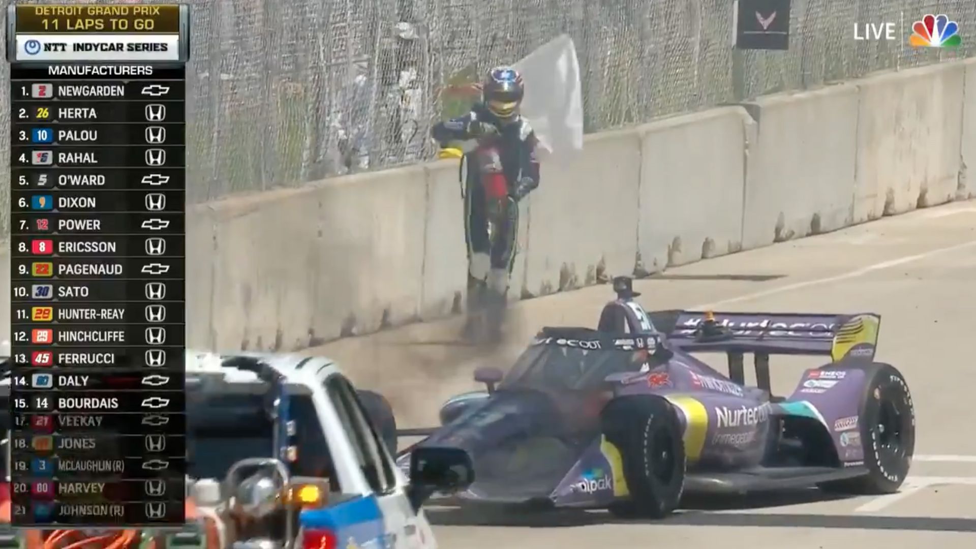 Romain Grosjean tente d'éteindre lui-même l'incendie dans sa voiture.