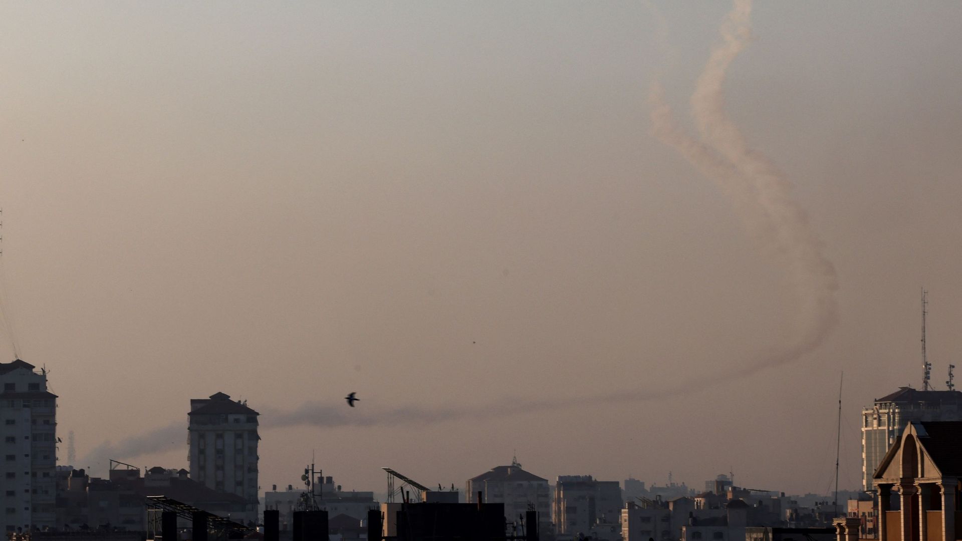 Des traînées de fumée sont visibles après le tir de roquettes de Gaza vers Israël, dans la ville de Gaza, le 2 mai 2023.