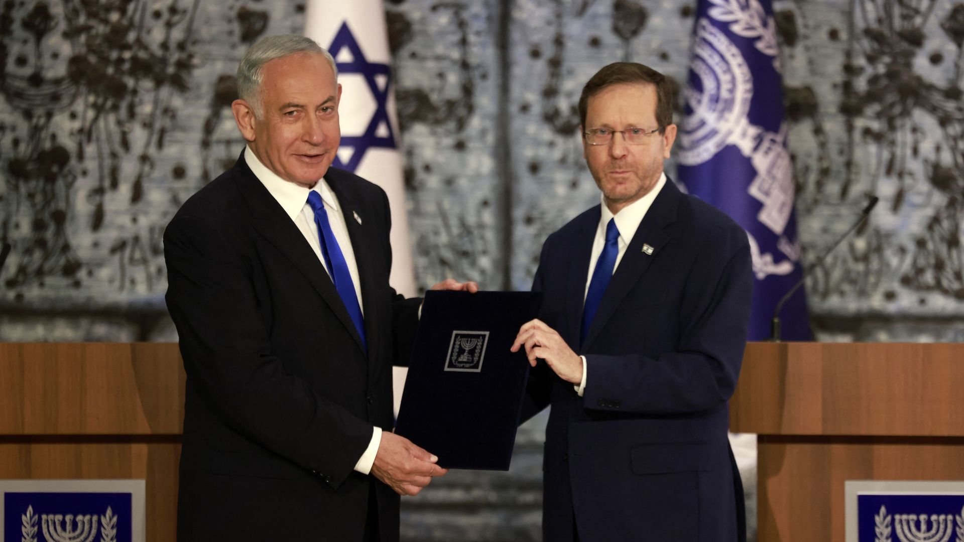 Le président israélien Isaac Herzog (à droite) et le président du Likoud Benjamin Netanyahu posent pour une photo après que le premier a chargé le second de former un nouveau gouvernement, à Jérusalem, le 13 novembre 2022.