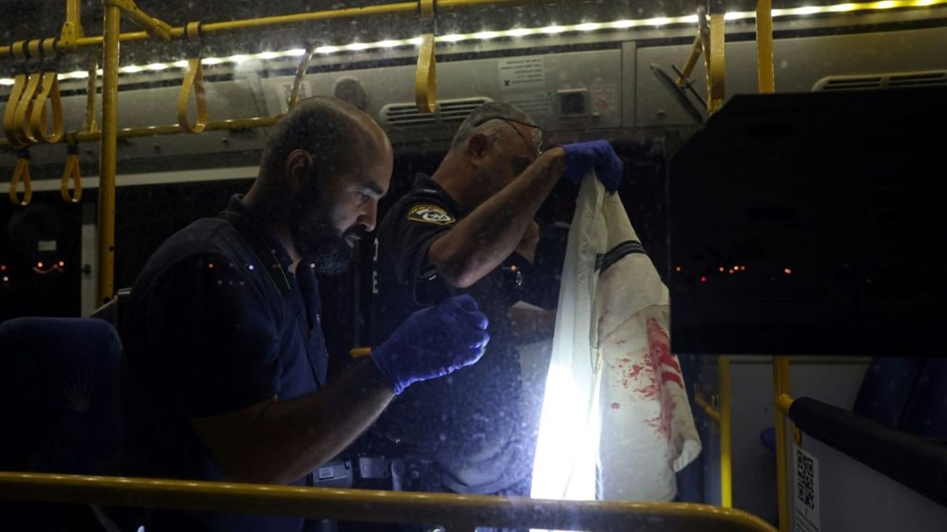 Sept personnes ont été blessées, dont deux grièvement, dans une attaque armée contre un bus tôt dimanche dans le centre de Jérusalem, ont indiqué la police israélienne et les secouristes