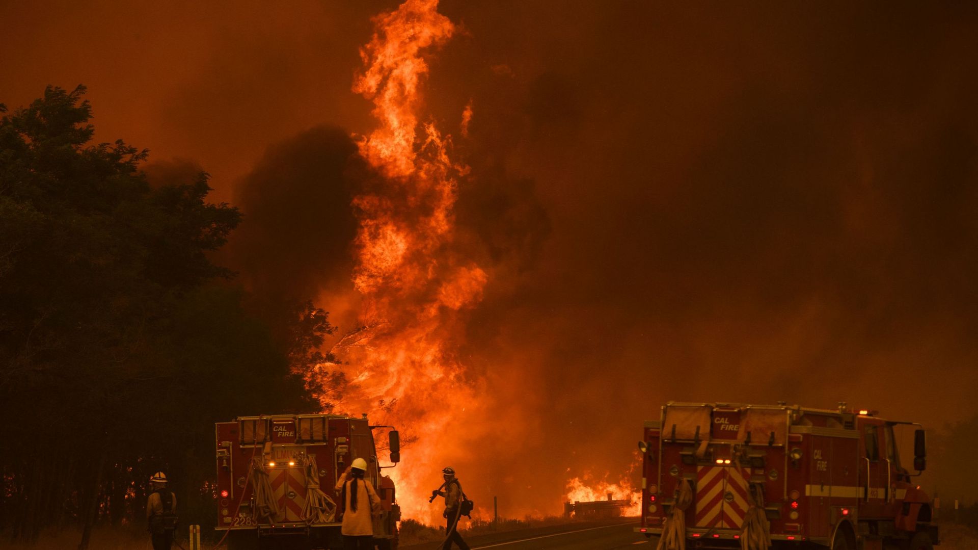 Des flammes jaillissent dans l'air alors que les pompiers tentent de contenir l'incendie de l'autoroute 395.