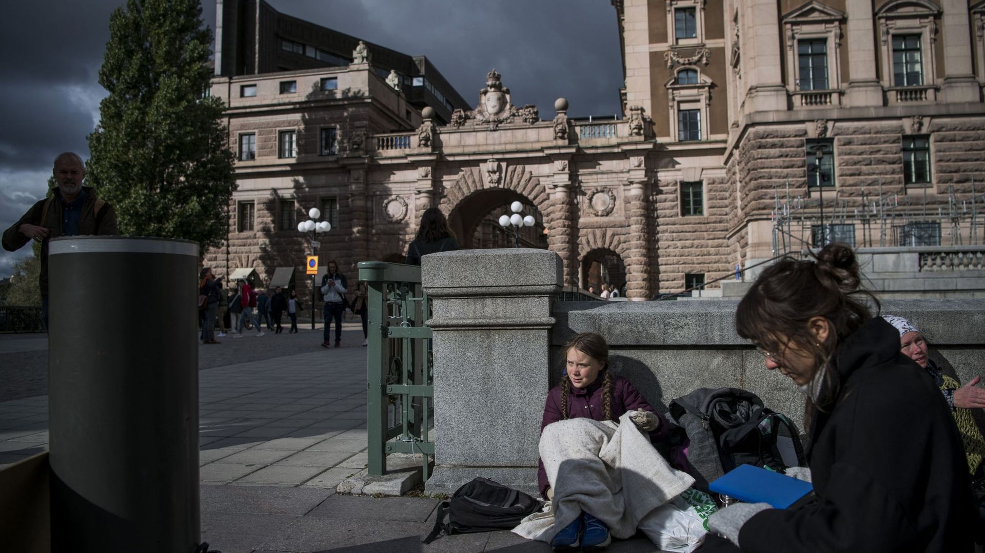 Greta Thunberg lors d’une de ses manifestations en face du Parlement suédois.