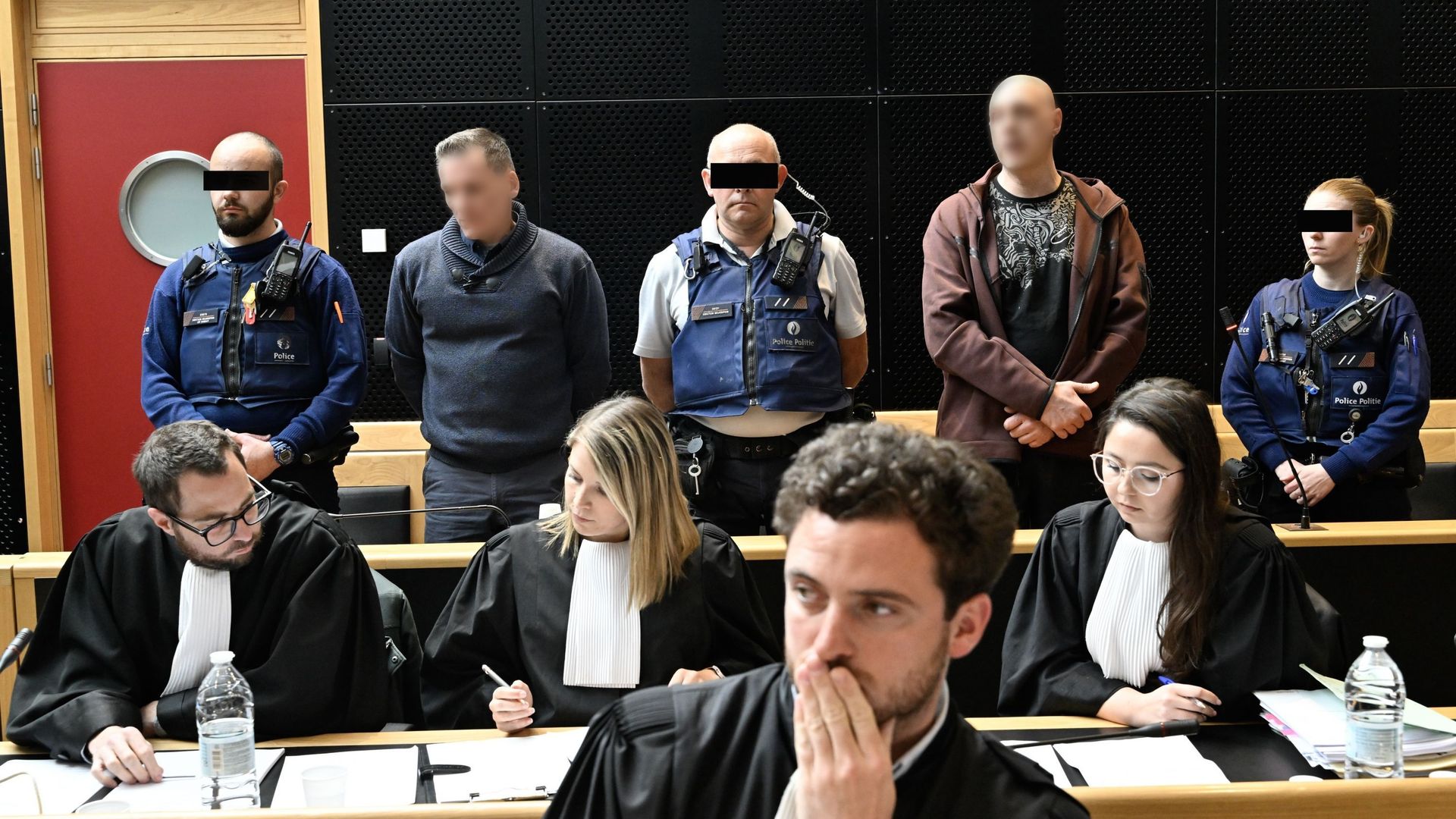  Johnny Vanhoutte et Claudy Putman, les accusés, photographiés lors de la constitution du jury le mercredi 17 mai 2023 devant la cour d'assises de la province de Hainaut à Mons. 