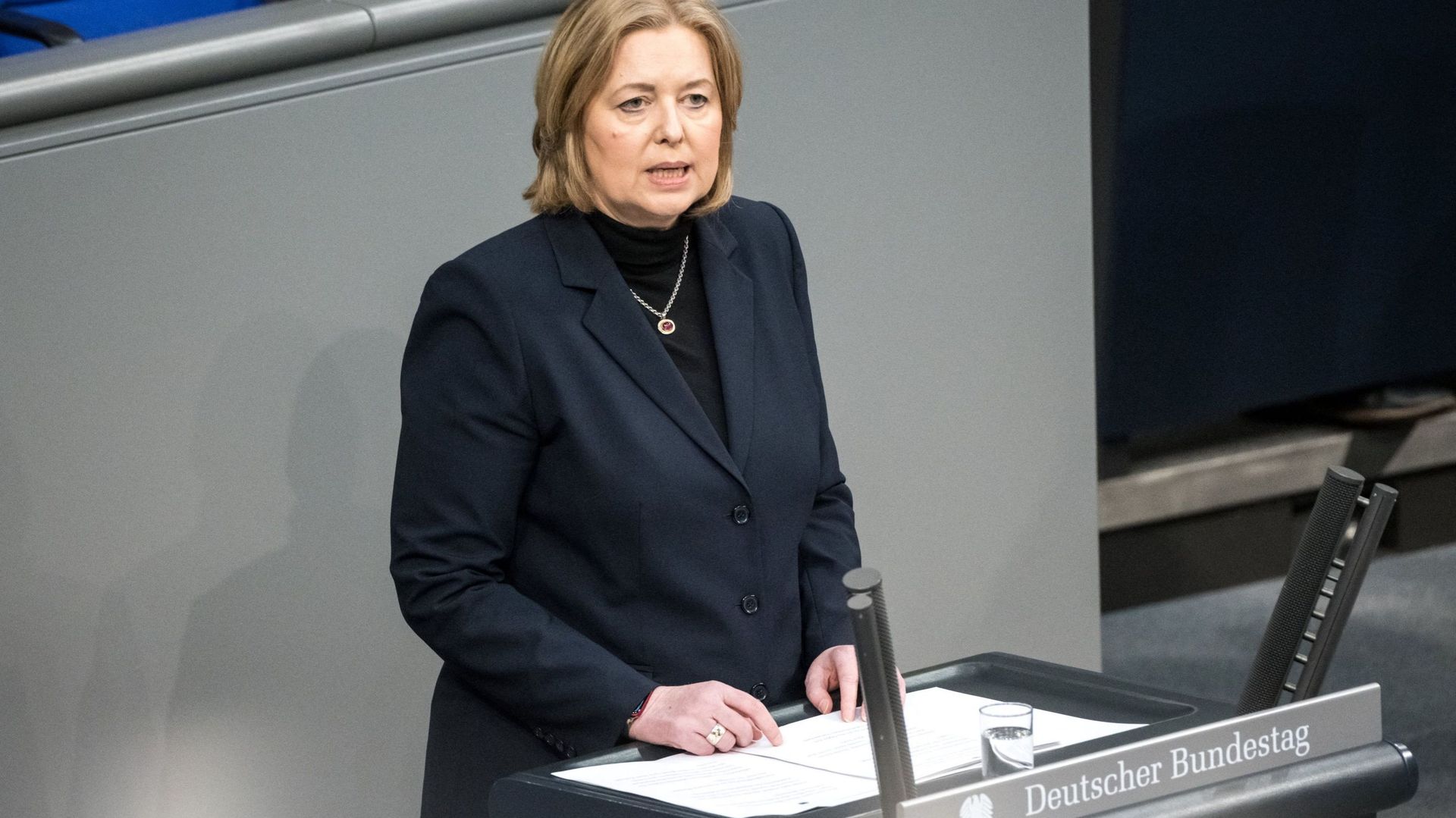 La présidentz du Bundestag, M. Baerbel Bas, prend la parole lors de la cérémonie annuelle à la mémoire des victimes et des survivants de l’Holocauste dans la salle plénière du Bundestag, la chambre basse du parlement allemand, à Berlin, le 27 janvier 2023