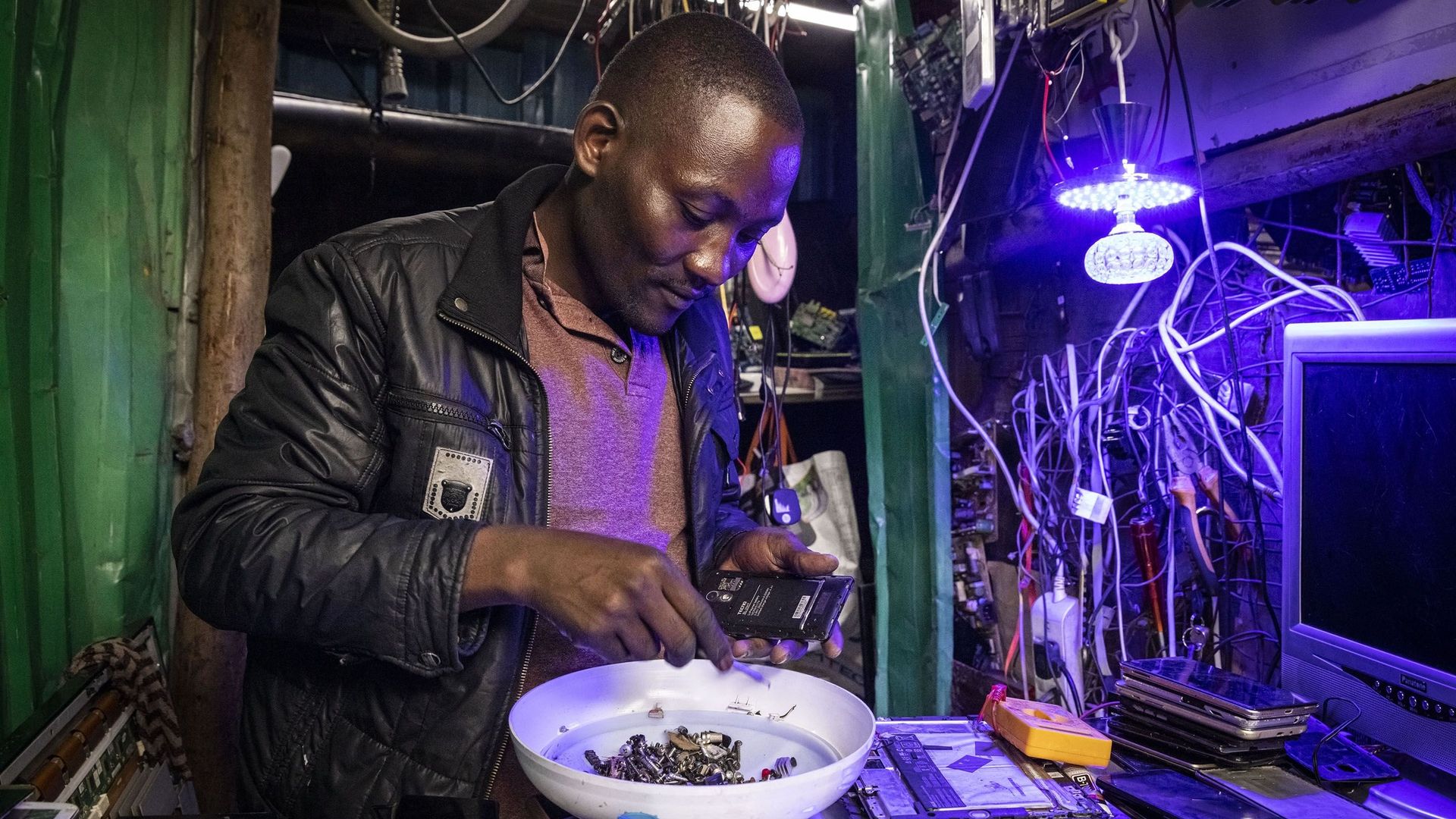 Récup' et recyclage pour endiguer la marée des déchets électroniques au Kenya.