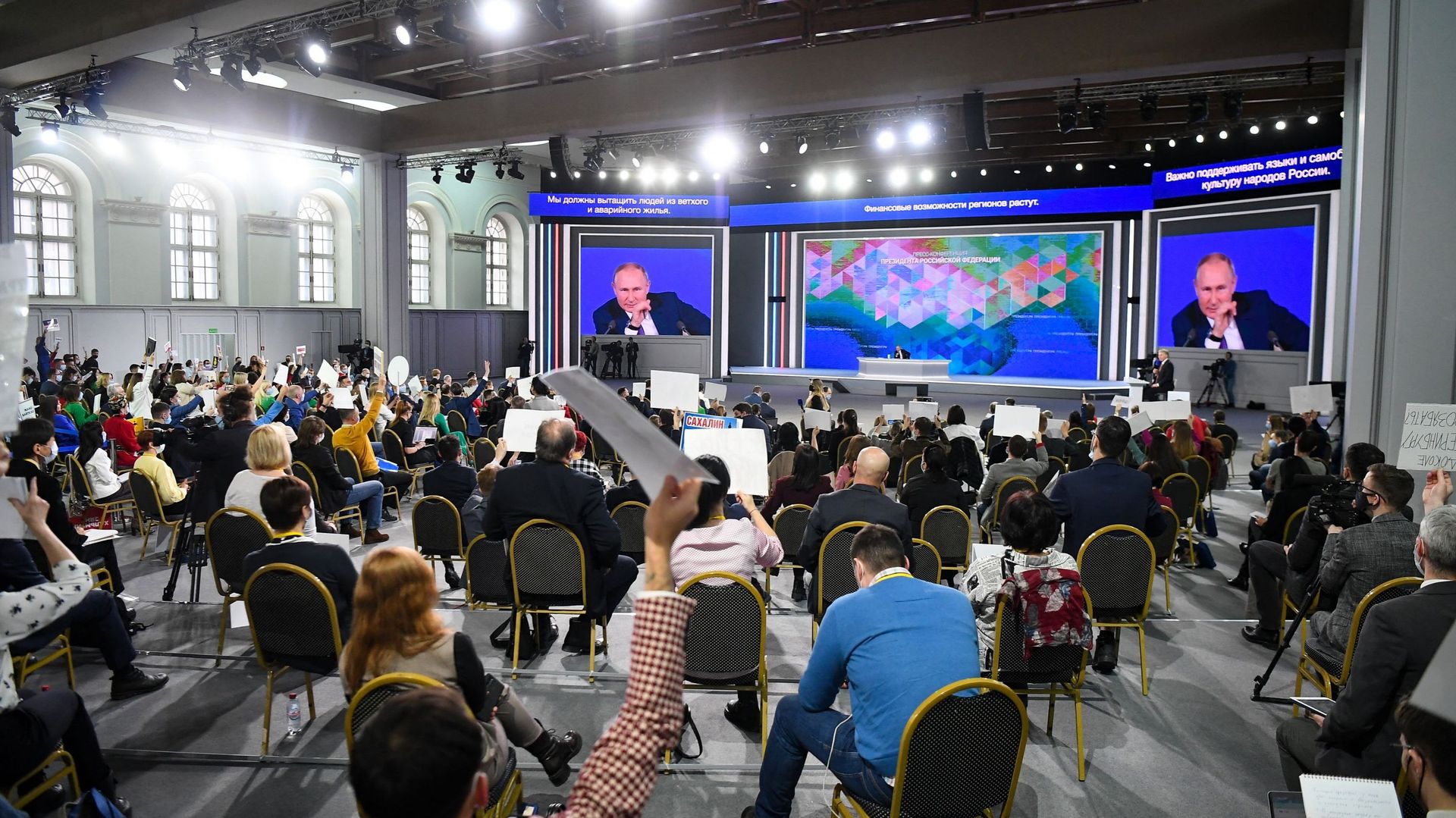 Le président russe Vladimir Poutine tient sa conférence de presse annuelle à la salle d'exposition Manezh, à Moscou, le 23 décembre 2021. NATALIA KOLESNIKOVA / AFP