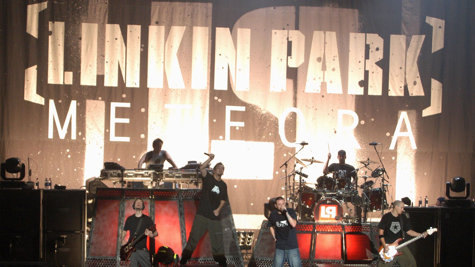 Linkin Park performs on their &#34 ; Meteora World Tour 2003&#34 ; – New York
