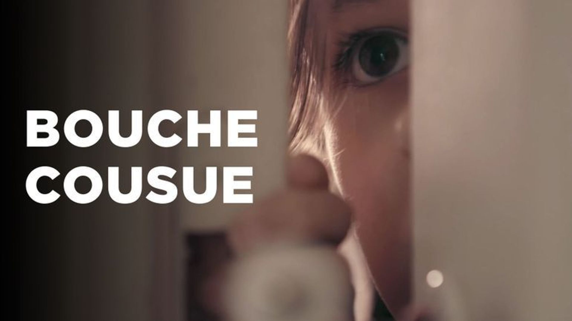 Affiche du documentaire "Bouche cousue" de Karine Dusfour sur les violences infligées aux enfants.