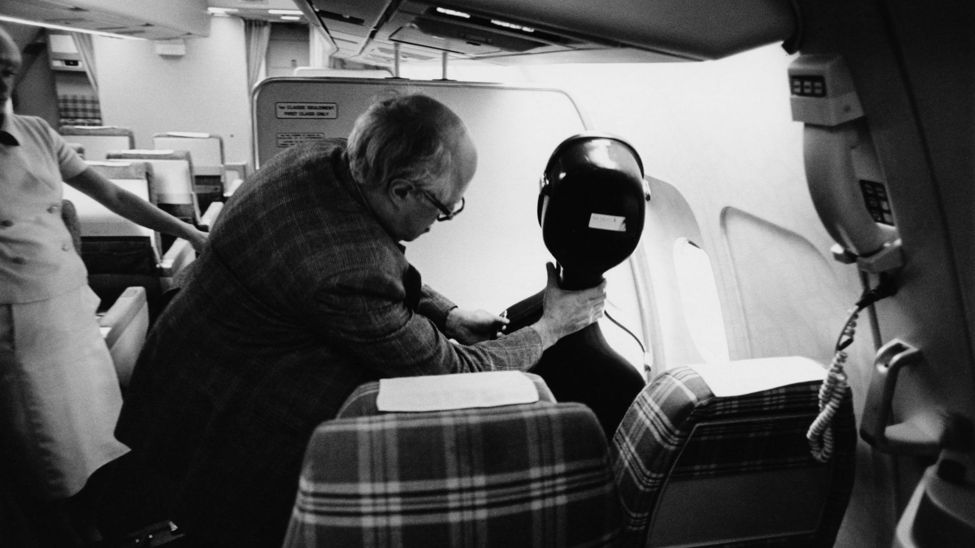 Rostropovitch voyageant en avion avec son précieux violoncelle