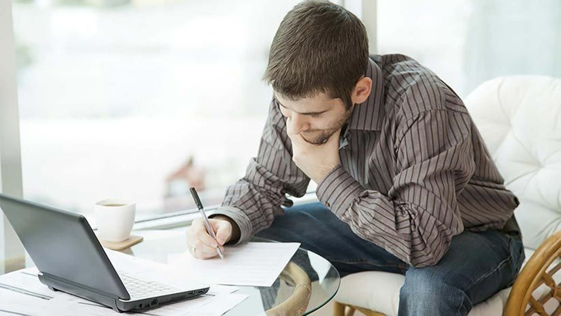 Смешной почерк. Старательный ученик. Пишущий человек. Мужчина писает. Мужчина писает.