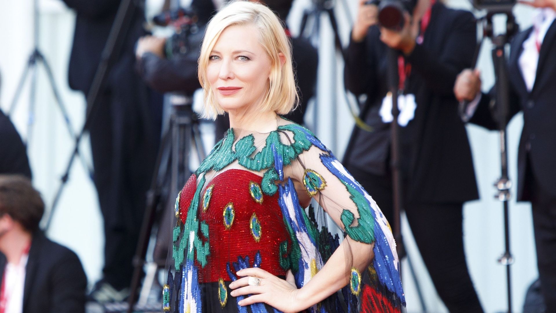 Cate Blanchett foule le tapis rouge avant la cérémonie de clôture de la 77e Mostra de Venise, le 12 septembre 2020 à Venise, en Italie.