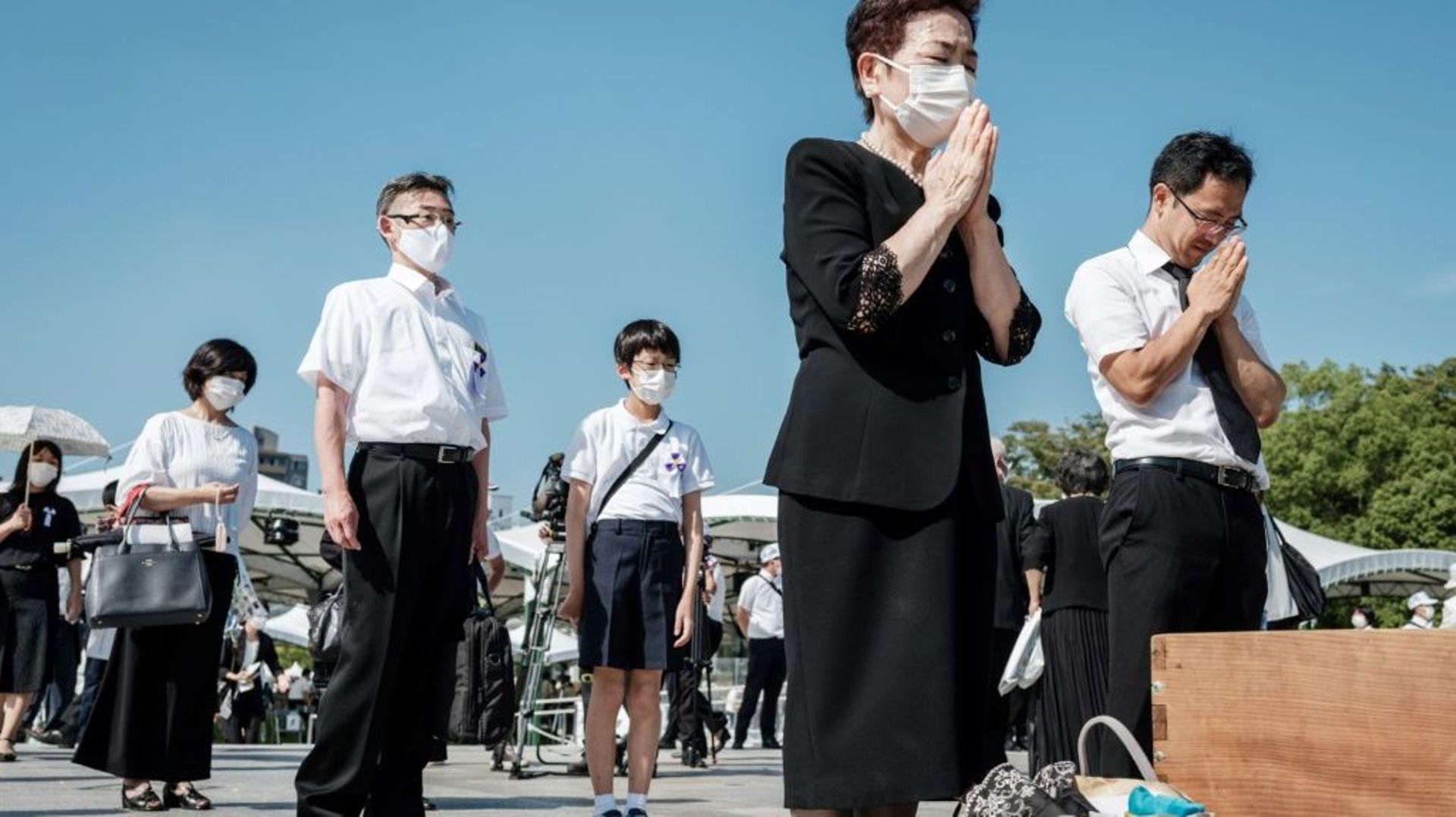 Minute de silence dans le parc du Mémorial de la Paix à Hiroshima pour les commémorations des 76 ans de la bombe d'Hiroshima, le 6 août 2021