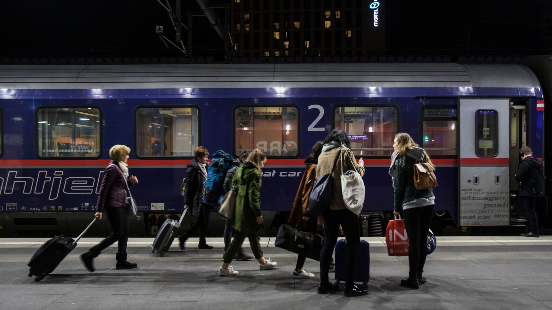 La compagnie nationale autrichienne ÖBB, qui gère seule ou en partenariat 26 lignes de trains de nuit, ne se contente pas de maintenir son réseau, elle le développe.