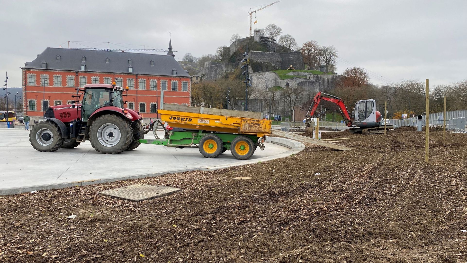 Début des travaux de plantation sur le site de la Confluence à Namur.
