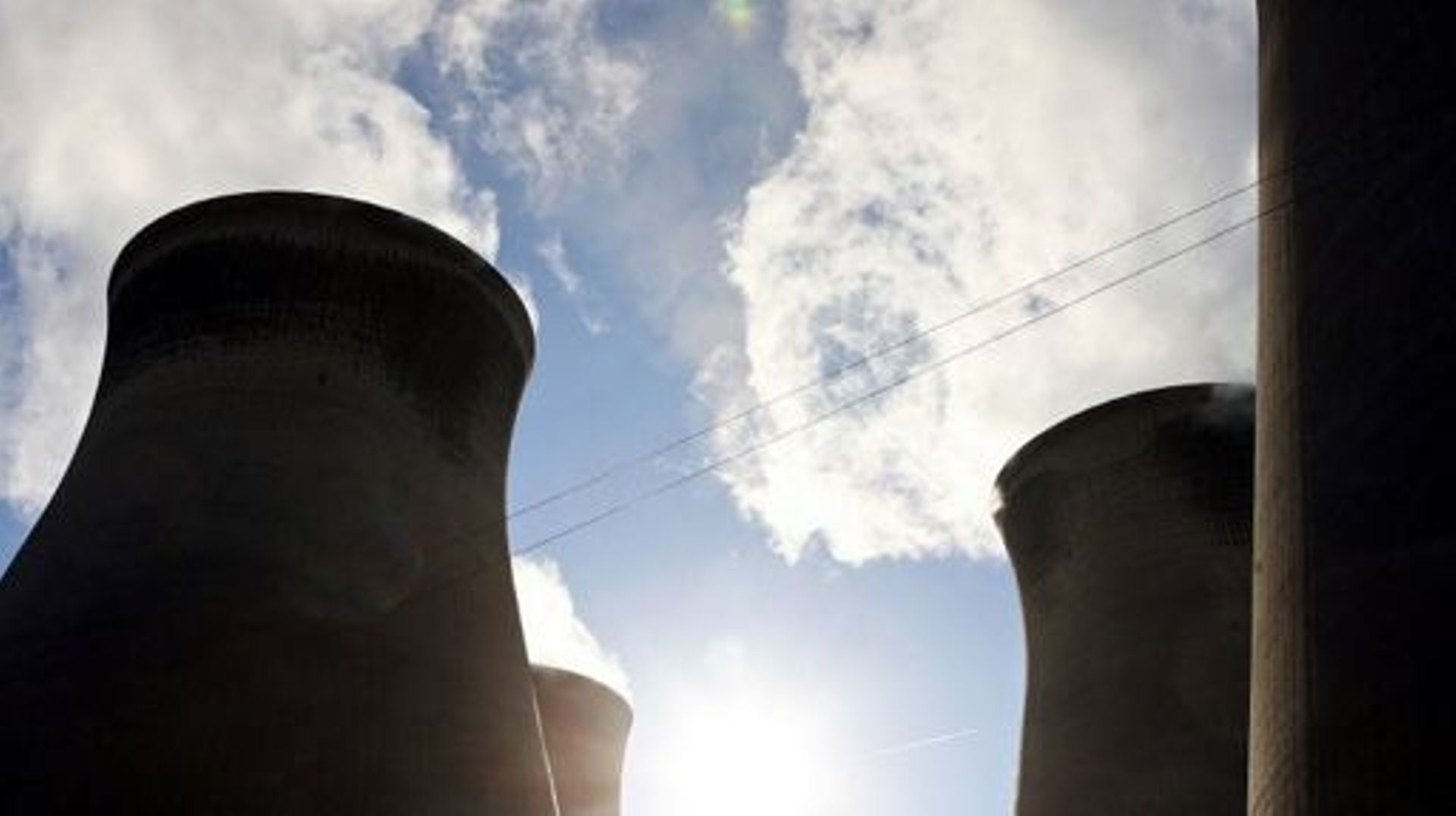 Steam rises from the eight cooling towers at the Ferrybridge power station near Leeds, in the north of England, 30 October 2006. The coal fired power plant was the first 2000MW power station in Europe  and first supplied energy to the National Grid in 196