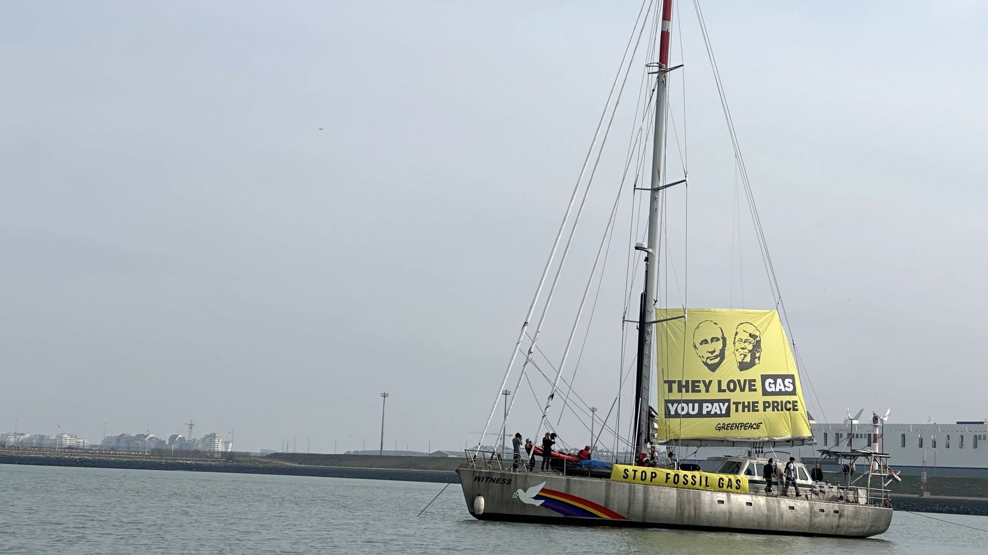 "Stop au gaz fossile": environ 70 activistes de Greenpeace bloquent un terminal du port de Zeebrugge