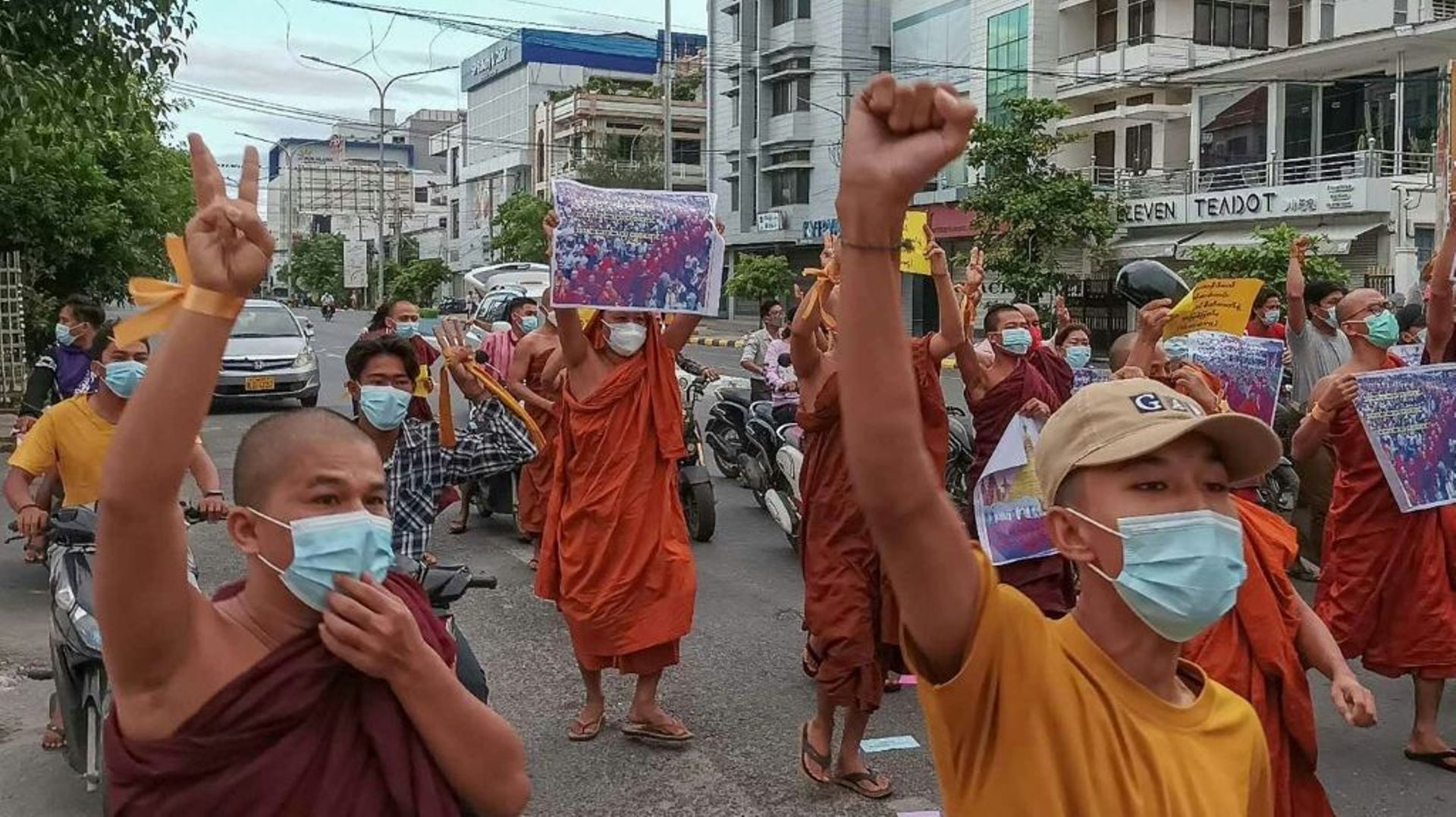 Des moines bouddhistes pro-démocratie manifestent le 25 septembre 2021 à Mandalay en Birmanie, contre le coup d'État militaire