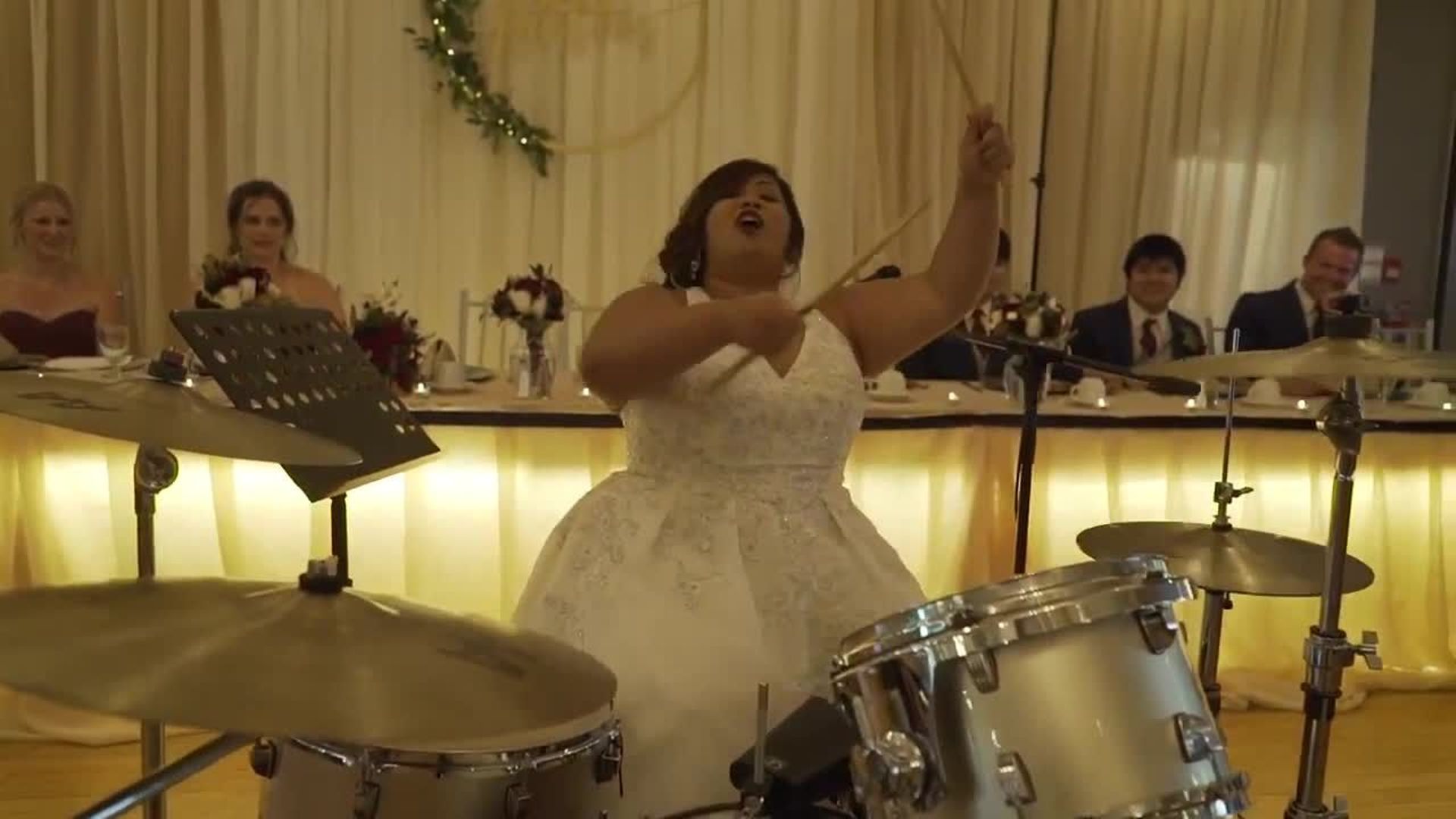 Regardez cette mariée se déchaîner à la batterie lors de sa réception de mariage