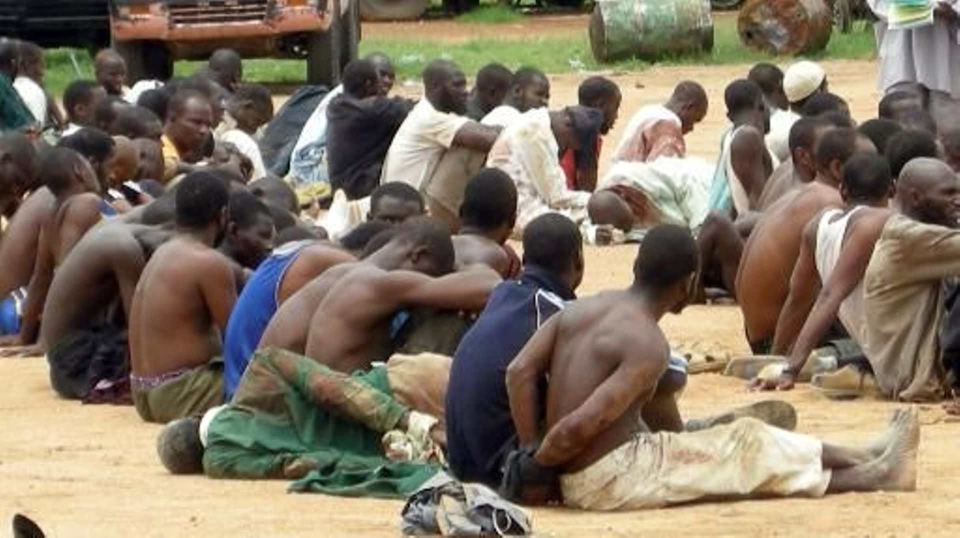 Regroupement d'islamistes présumés suite à leur arrestation après une confrontation armée avec la police à Bauchi, dans le nord du Nigeria, le 26 juillet 2009