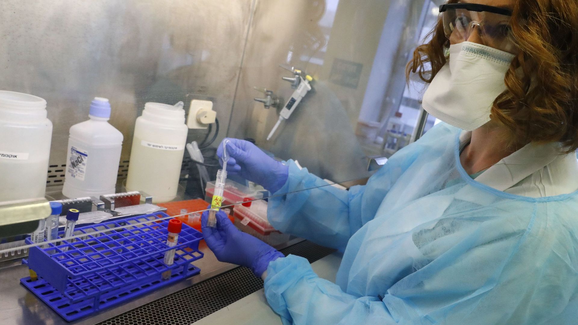 Une scientifique israélienne effectue des tests sur le coronavirus au Centre médical Sourasky de Tel Aviv le 19 mars 2020.