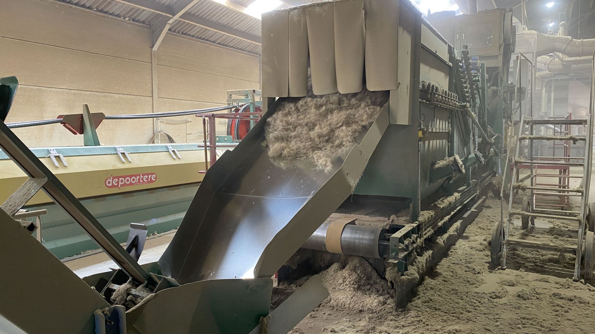 Chez le teilleur, la fibre du lin est séparée du bois, qui est lui aussi valorisé.