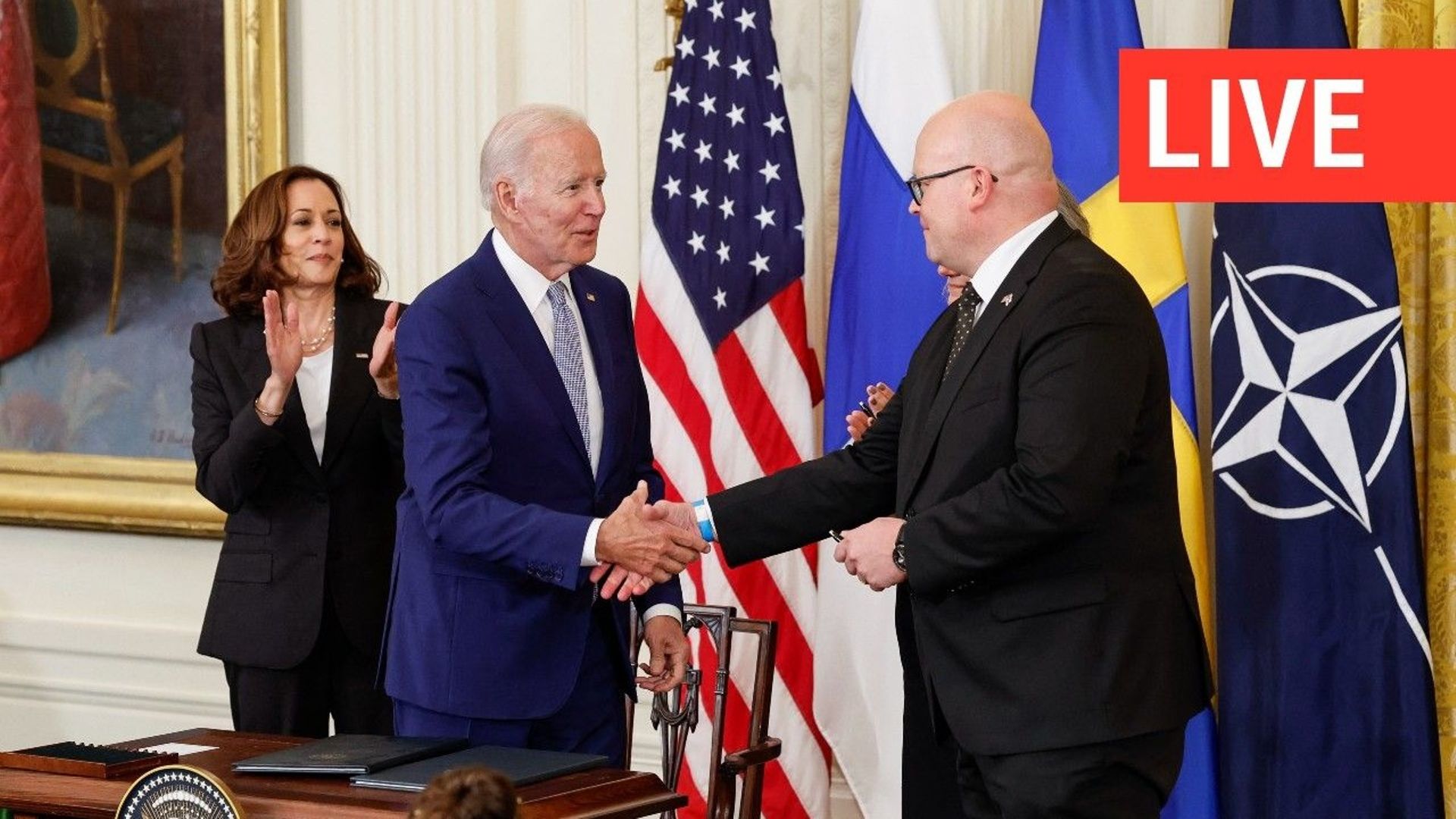 Joe Biden serre la main de l’ambassadeur de Finlande aux États-Unis, S.E. Mikko Hautala après que Biden a signé l’accord intégrant la Finlande et de la Suède à l’Otan.