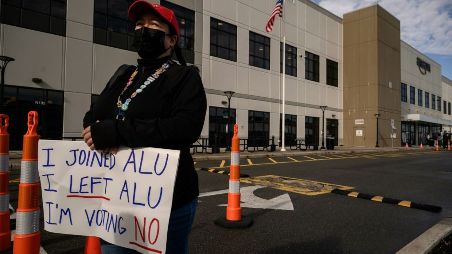Des salariés appelés à voter sur la création d’un syndicat, devant un entrepôt Amazon à Staten Island, aux Etats-Unis, le 25 mars 2022