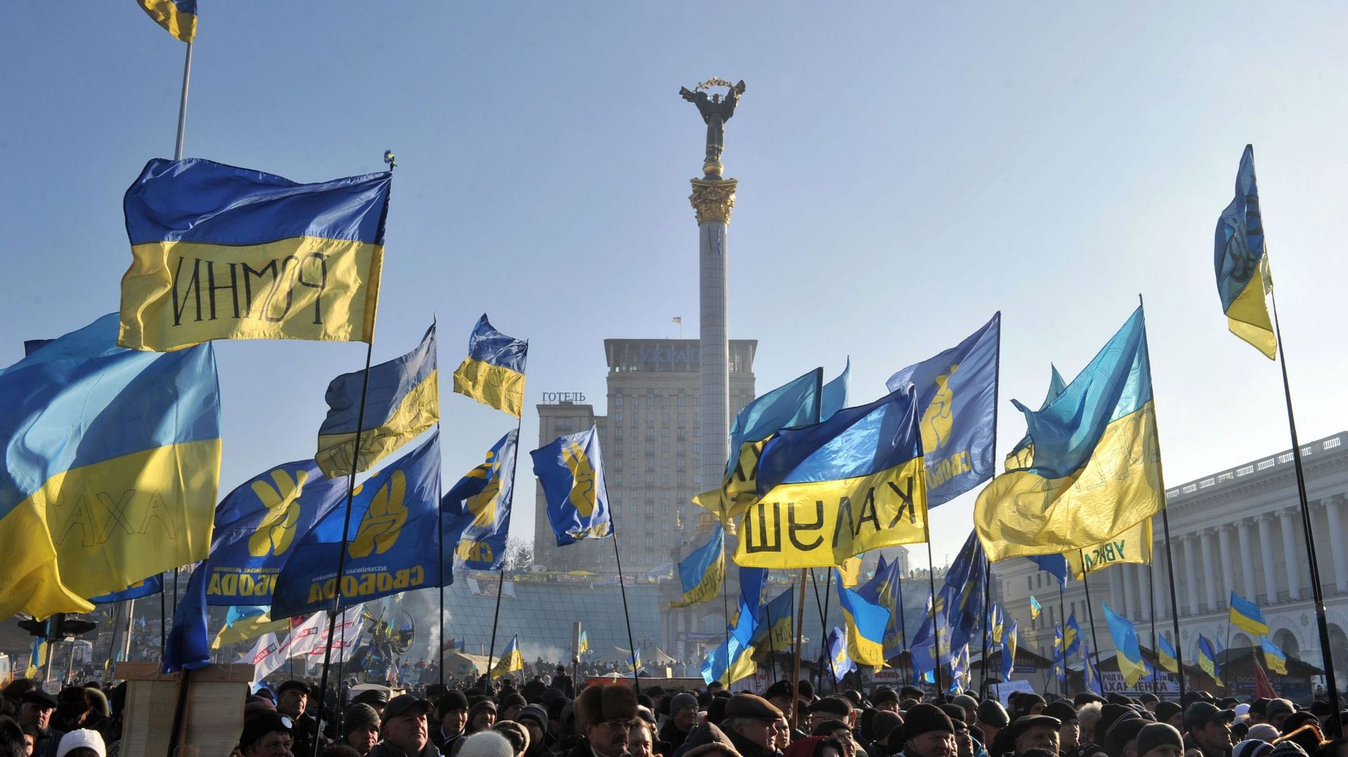 ukraine-des-milliers-d-opposants-devant-la-residence-du-president