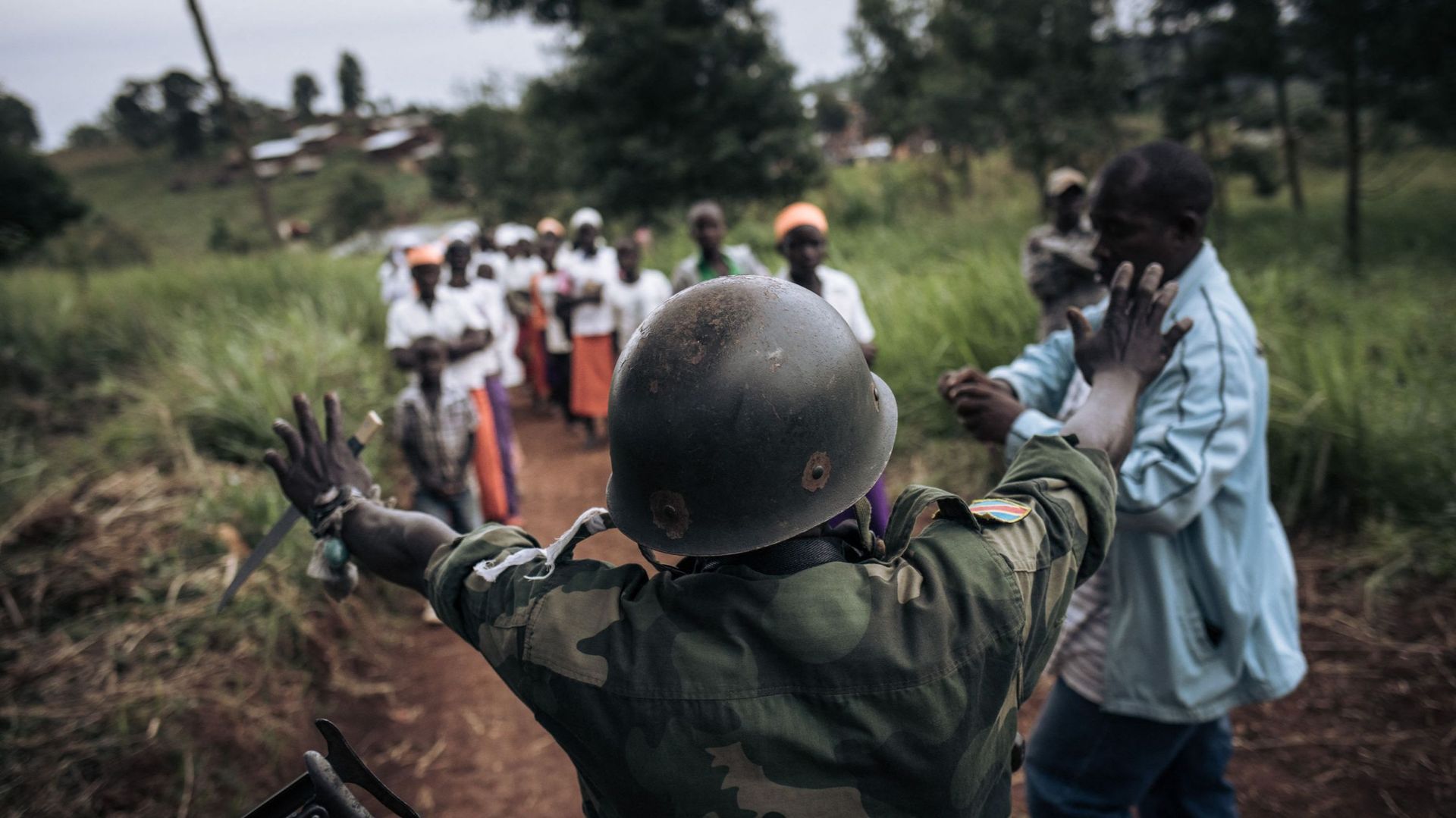  Un milicien du groupe armé URDPC/CODECO (Union des Révolutionnaires pour la Défense du Peuple Congolais/Coopérative pour le Développement du Congo) de la communauté Lendu fait un signe d'arrêt lors d'une procession religieuse de la secte CODECO dans le v