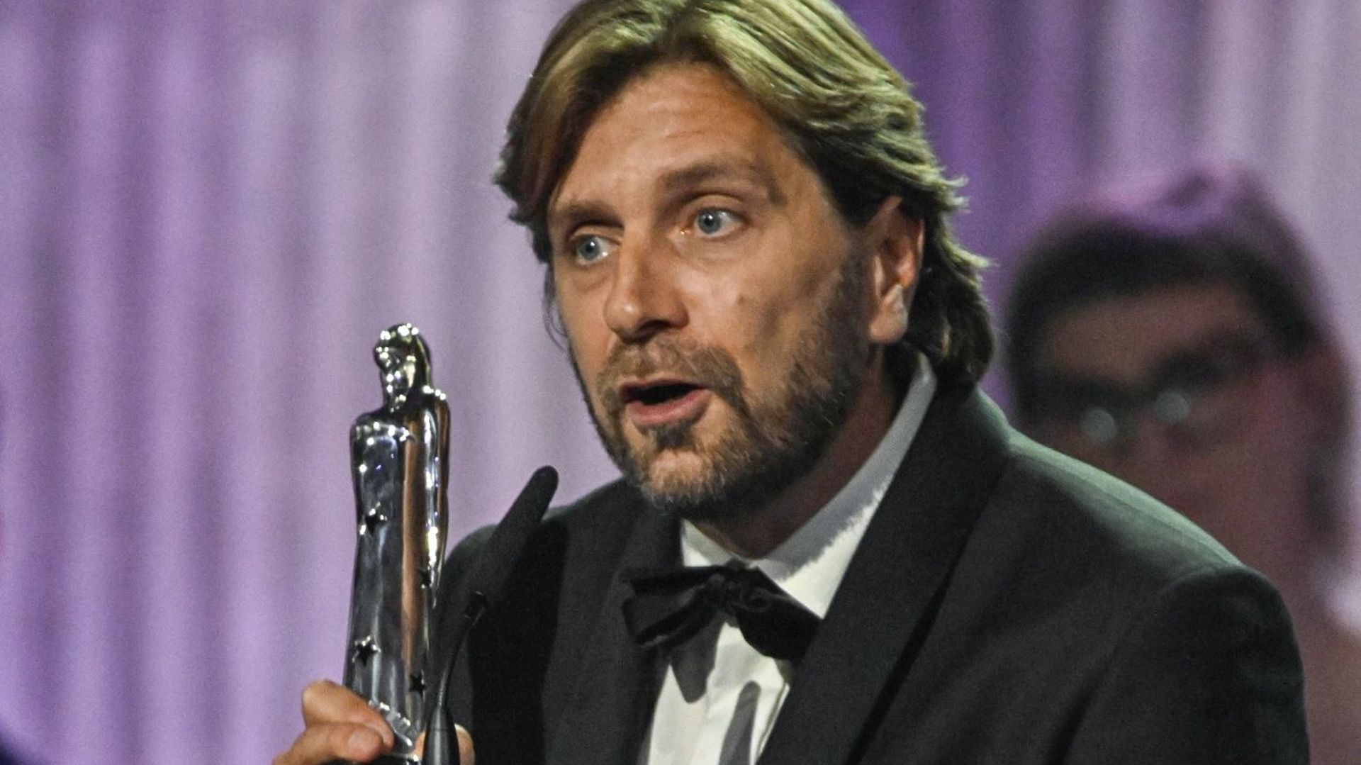 Le cinéaste suédois Ruben Ostlund pose avec son prix du réalisateur européen 2022 pour son film "Triangle of Sadness"; lors de la 35e édition des European Film Awards à Reykjavik, le 10 décembre 2022.
