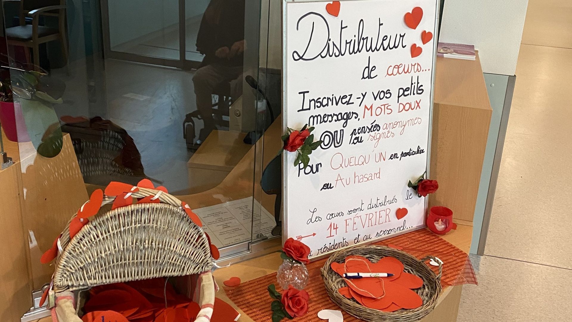 Les cœurs disponibles à l’accueil d’une des résidences du CAB de Bouge, sur lesquels chacun pouvait écrire un mot doux à n’importe quel.le résident.e