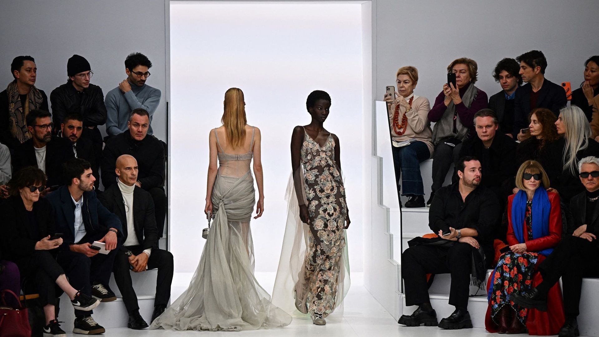 Au dernier jour de la Semaine parisienne de la haute couture, Fendi a présenté une collection tout en lumière et transparence avec de nombreuses robes conçues autour de la lingerie.